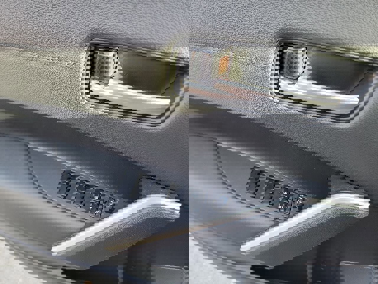 Used 2023 Toyota Corolla Cross XLE image 11