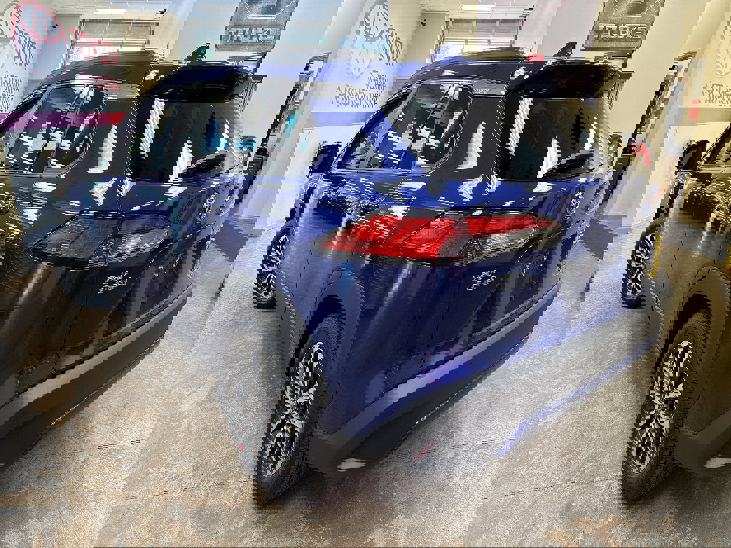 Used 2023 Toyota Corolla Cross XLE w/ Convenience Package image 9