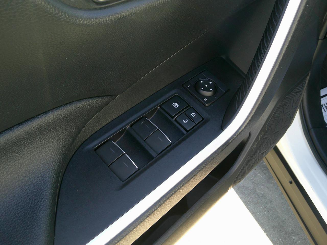 Used 2022 Toyota RAV4 XLE image 9