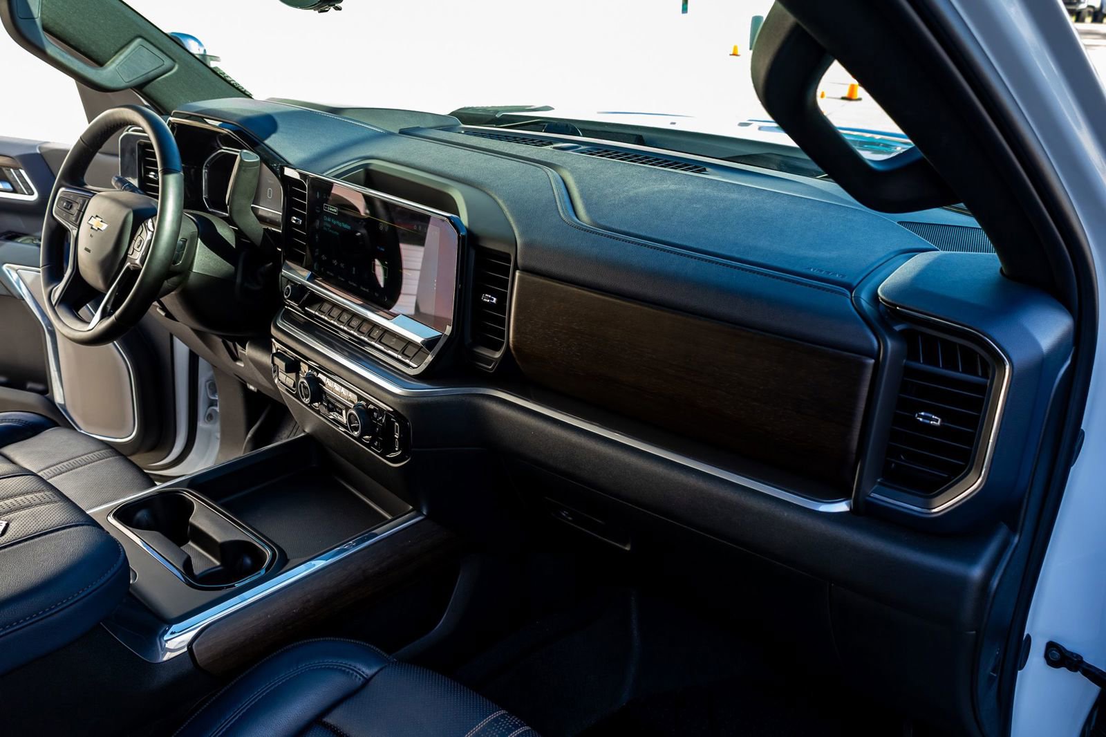 Used 2025 Chevrolet Silverado 2500 High Country w/ Technology Package image 17