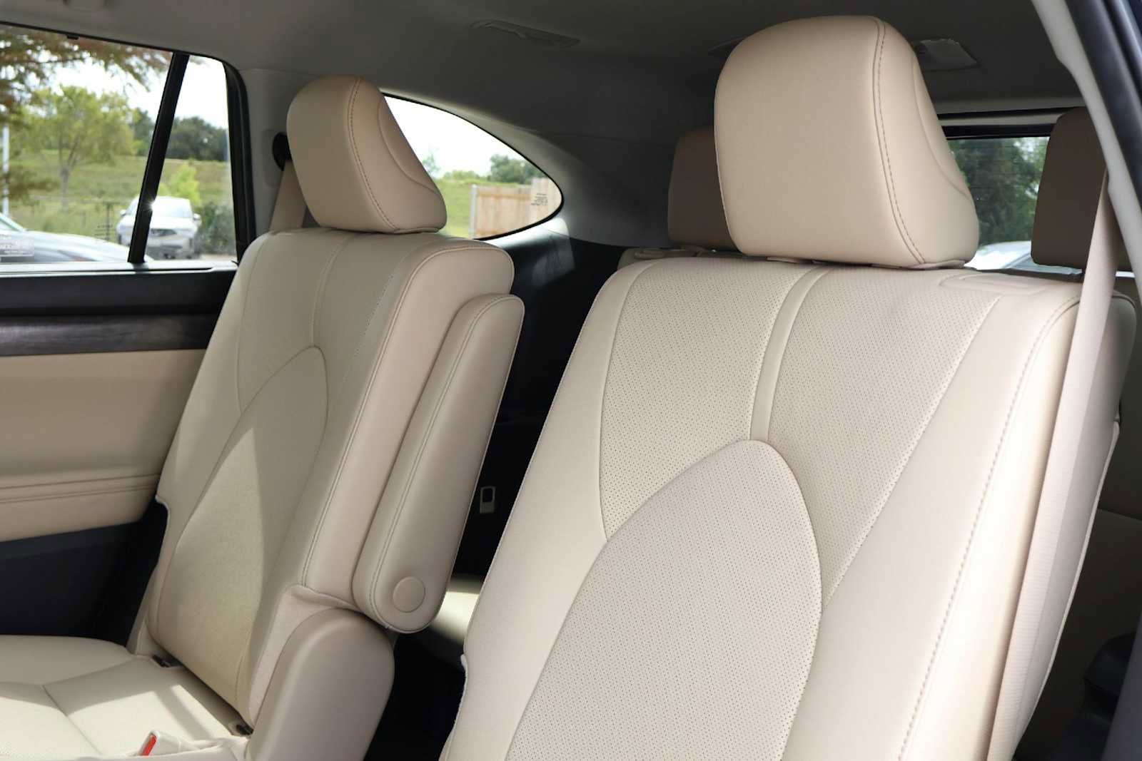 Used 2024 Toyota Highlander Limited FWD image 13