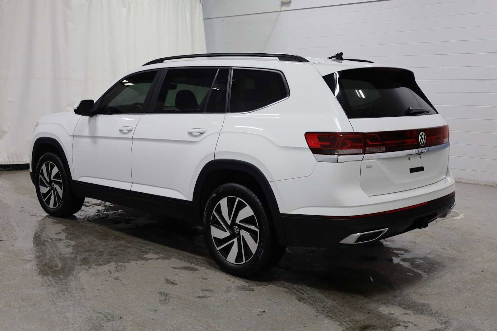 Used 2024 Volkswagen Atlas SE image 3