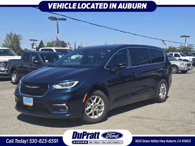 Used 2025 Chrysler Pacifica Select