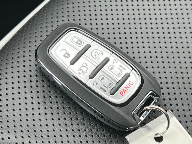New 2026 Chrysler Pacifica Limited w/ Uconnect Theater Family Group image 35