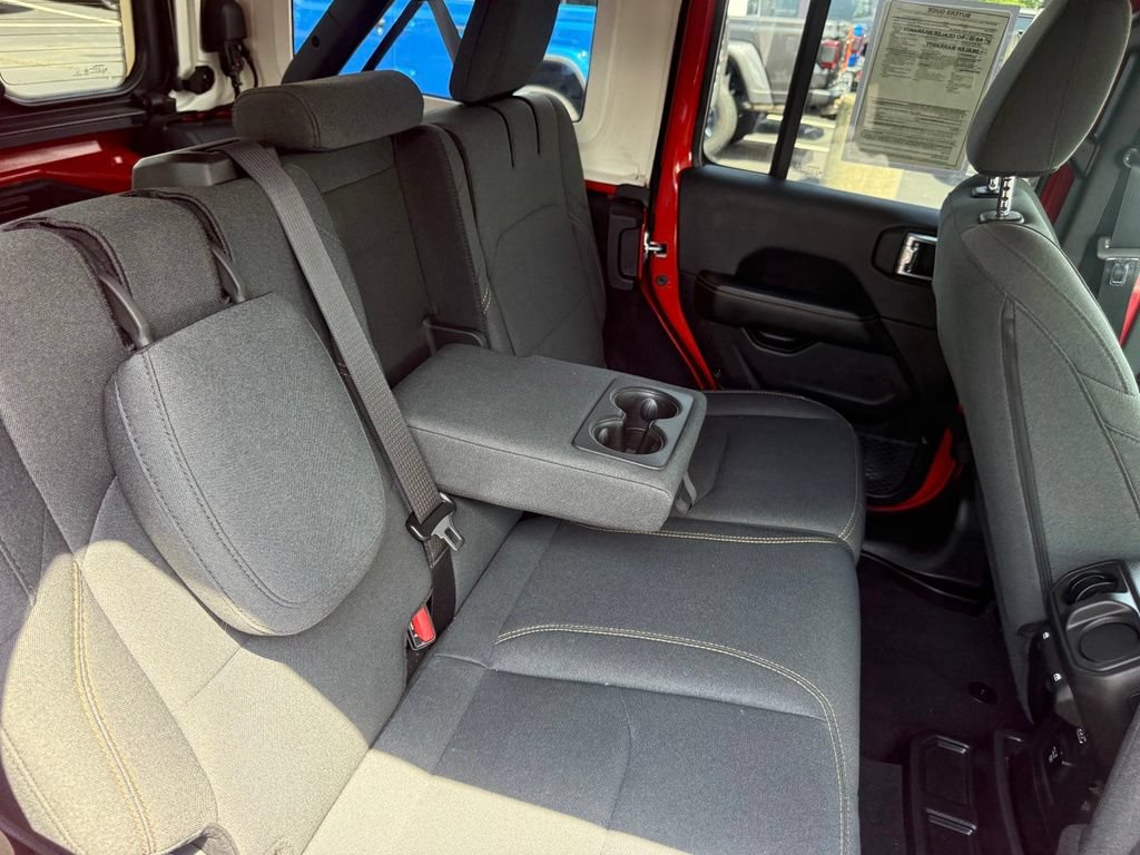 Used 2025 Jeep Wrangler Unlimited Sahara AWD/4WD image 51