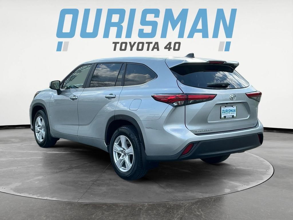 Used 2023 Toyota Highlander LE FWD image 5
