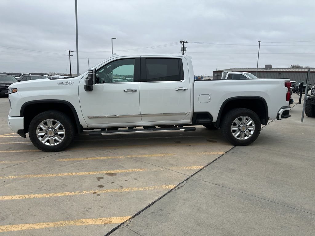 Used 2024 Chevrolet Silverado 2500 High Country w/ Technology Package AWD/4WD image 4