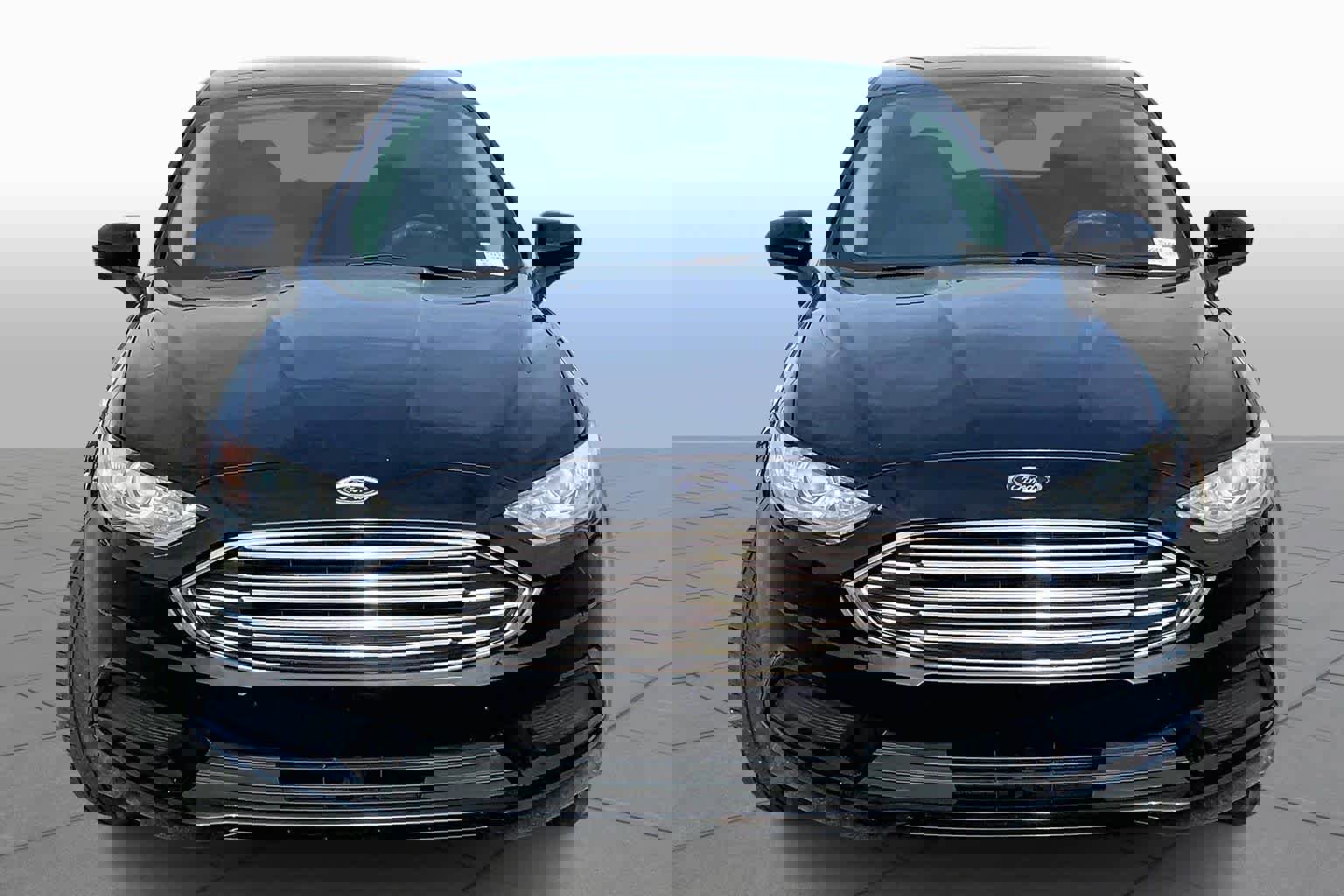 Used 2018 Ford Fusion SE w/ Fusion SE Technology Package image 4