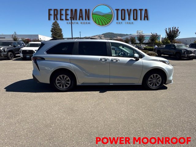 Used 2023 Toyota Sienna XLE FWD image 4