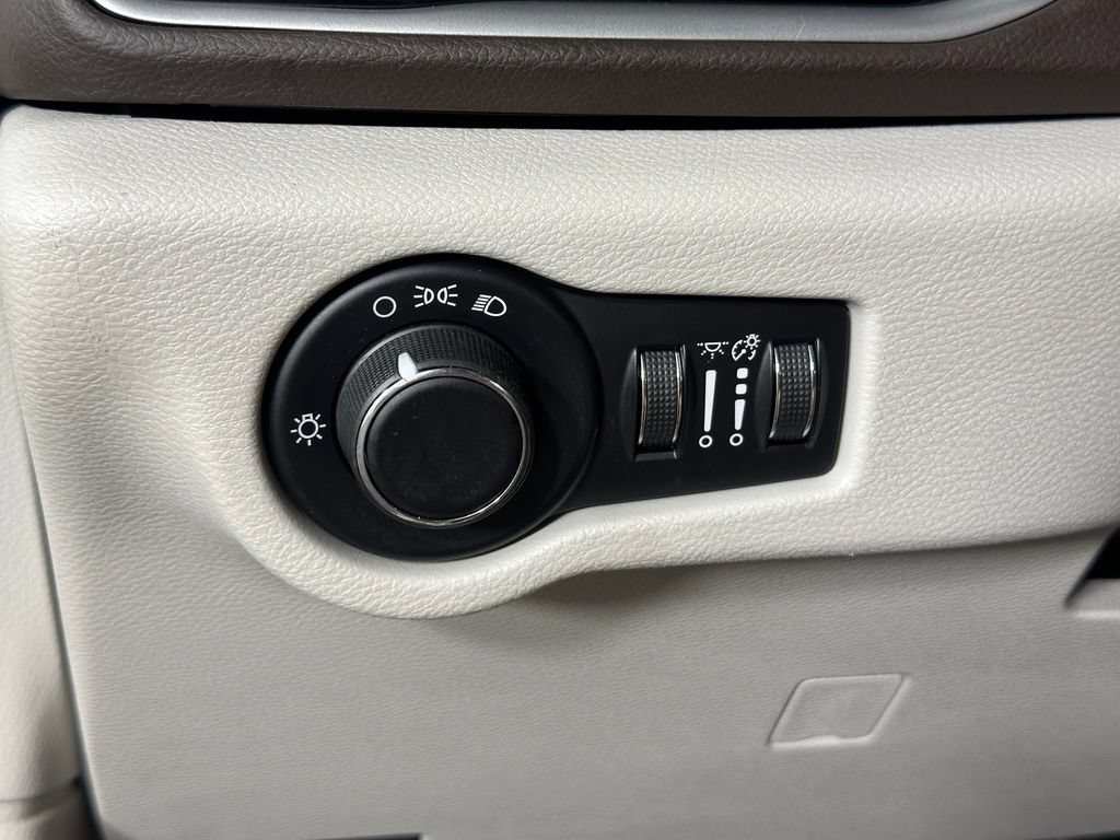 Used 2017 Chrysler Pacifica LX FWD image 19
