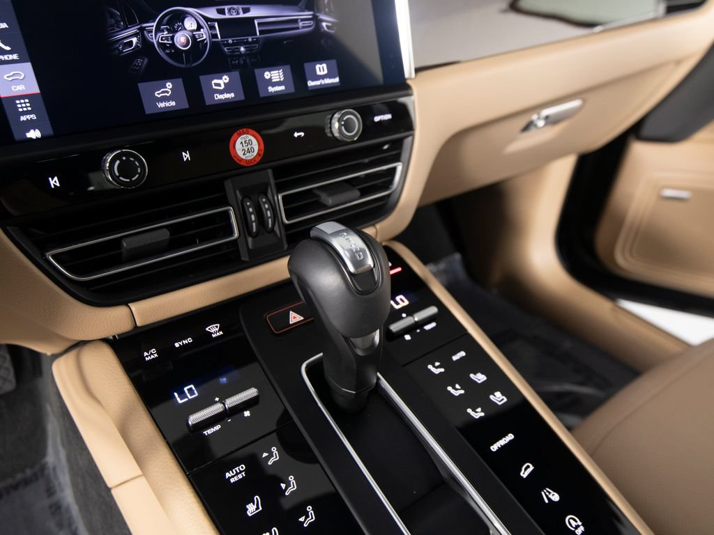 Certified 2026 Porsche Macan AWD/4WD image 28