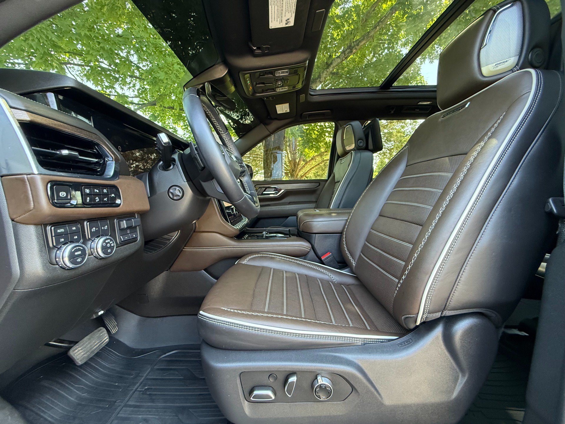 Used 2025 GMC Yukon XL Denali Ultimate w/ LPO, Floor Liner Package AWD/4WD image 9