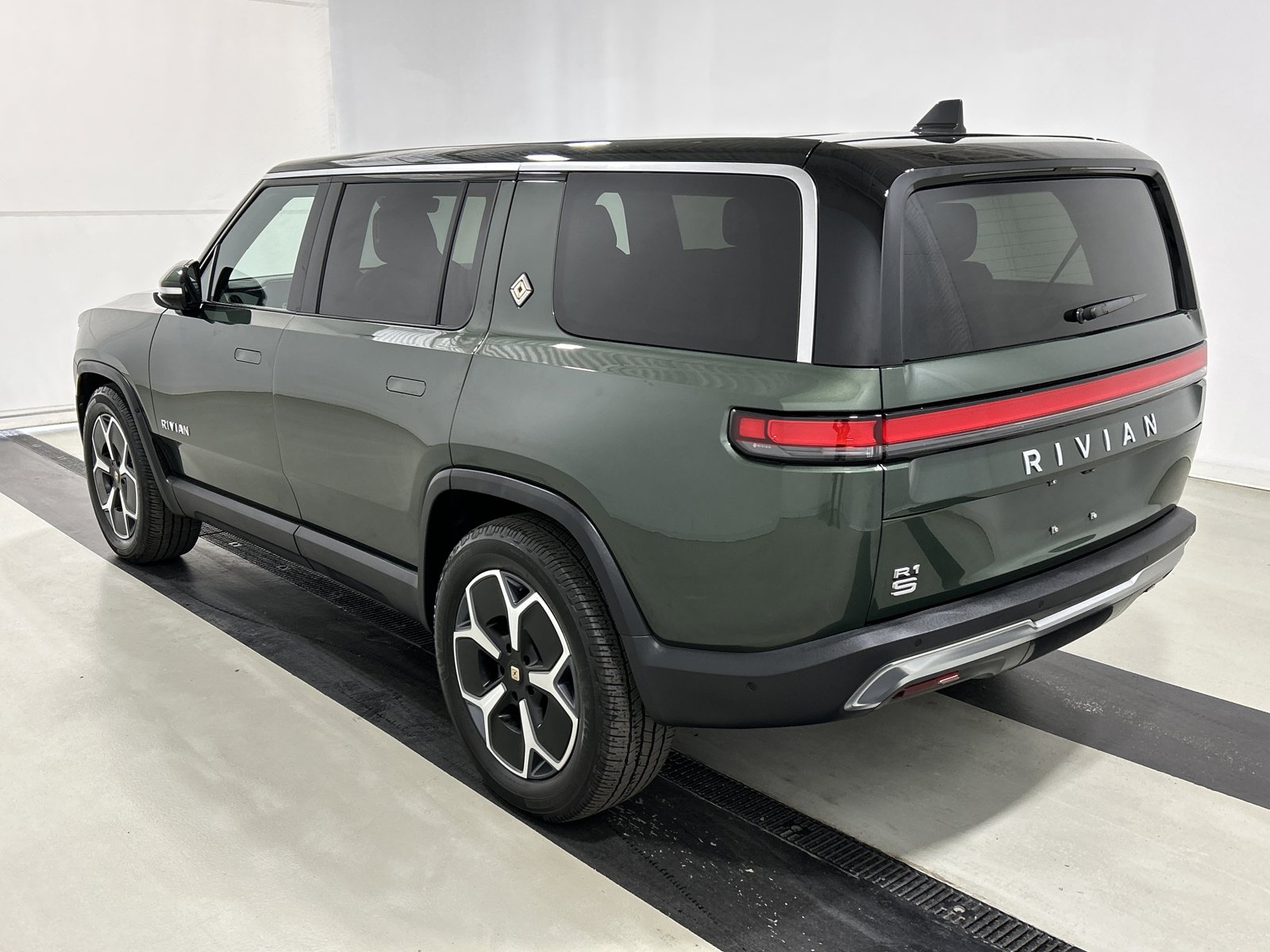 Used 2024 Rivian R1S Adventure AWD/4WD image 3