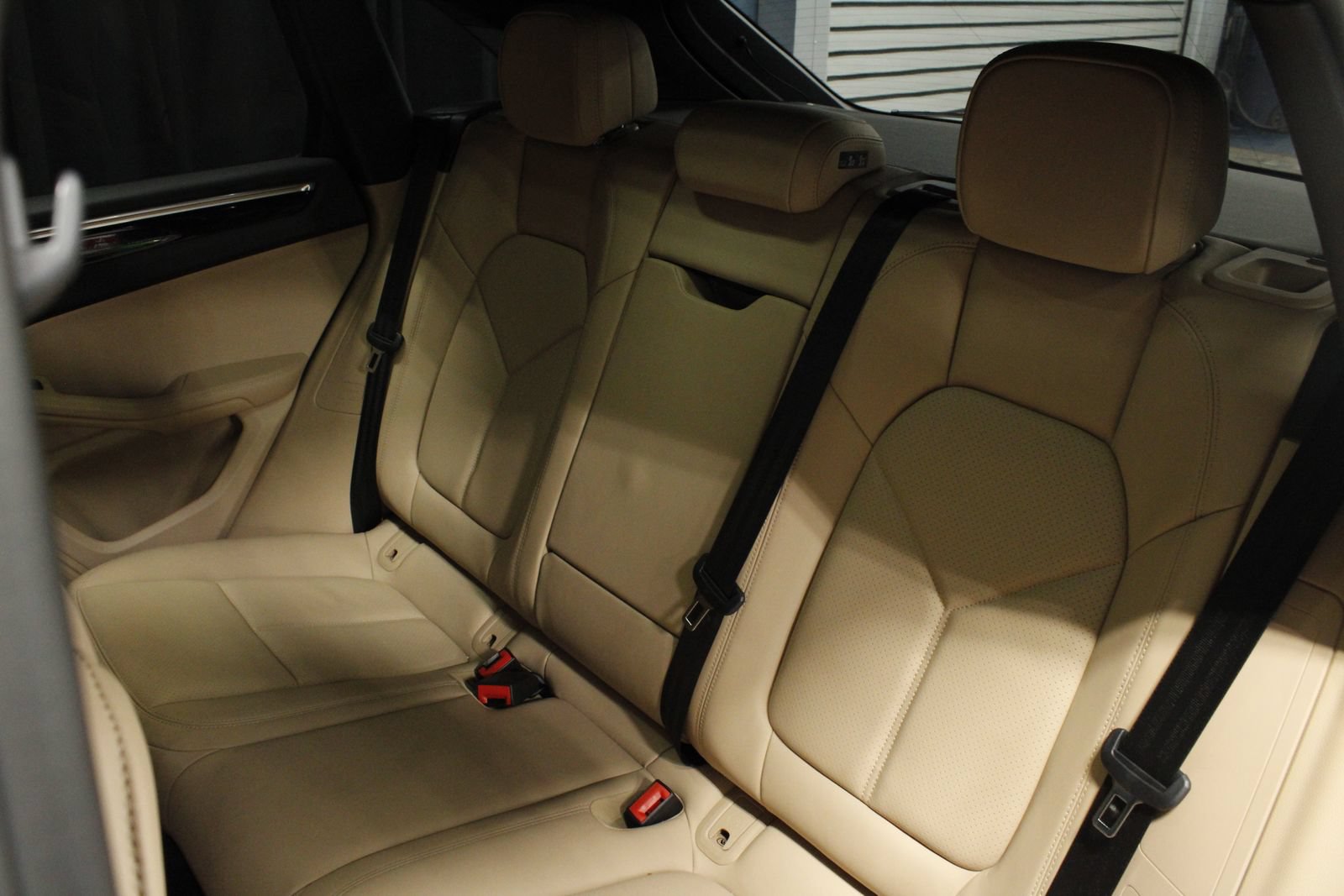 Certified 2025 Porsche Macan AWD/4WD image 29