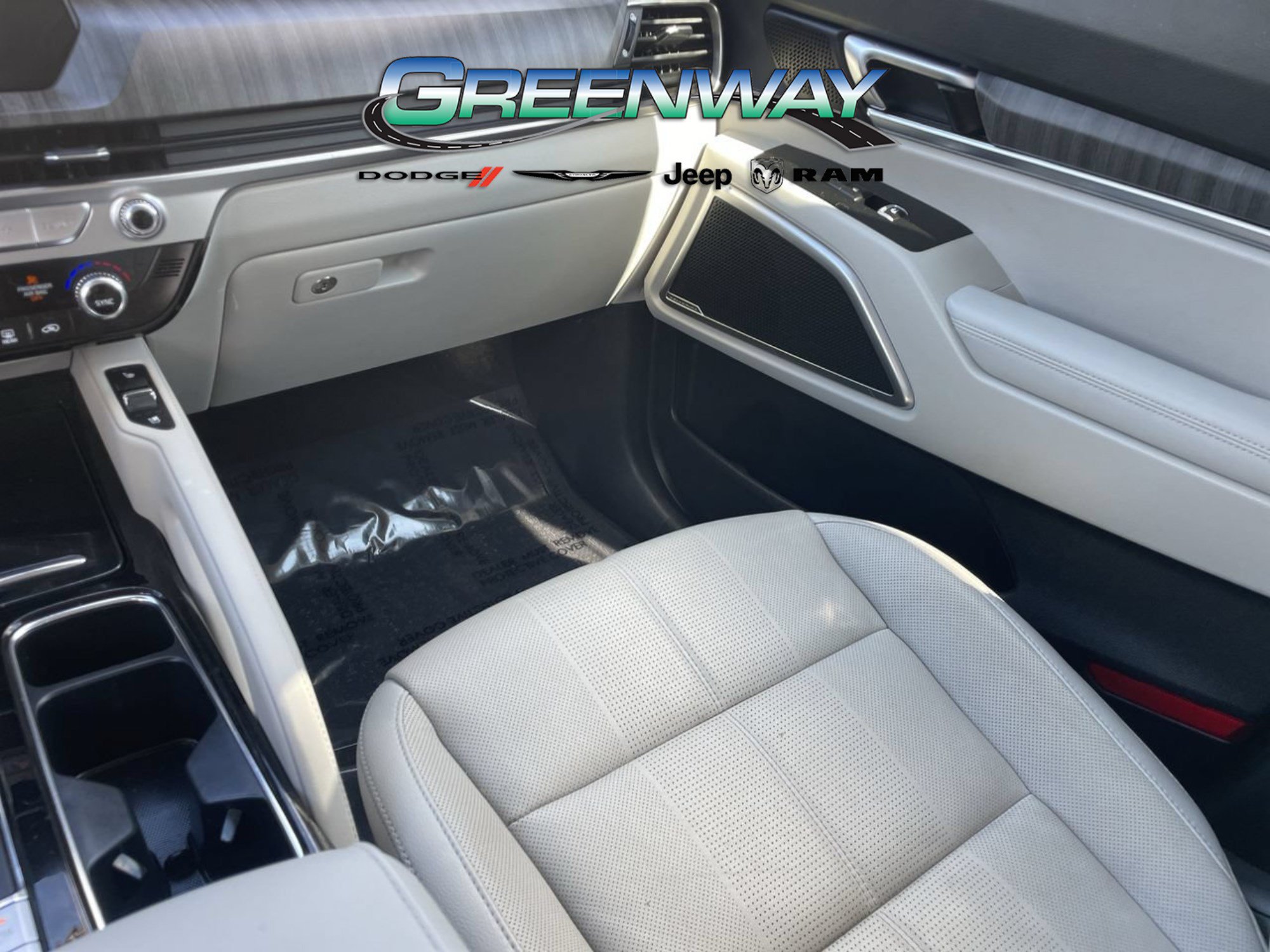 Used 2024 Kia Telluride EX w/ EX Captain's Chair Package FWD image 15