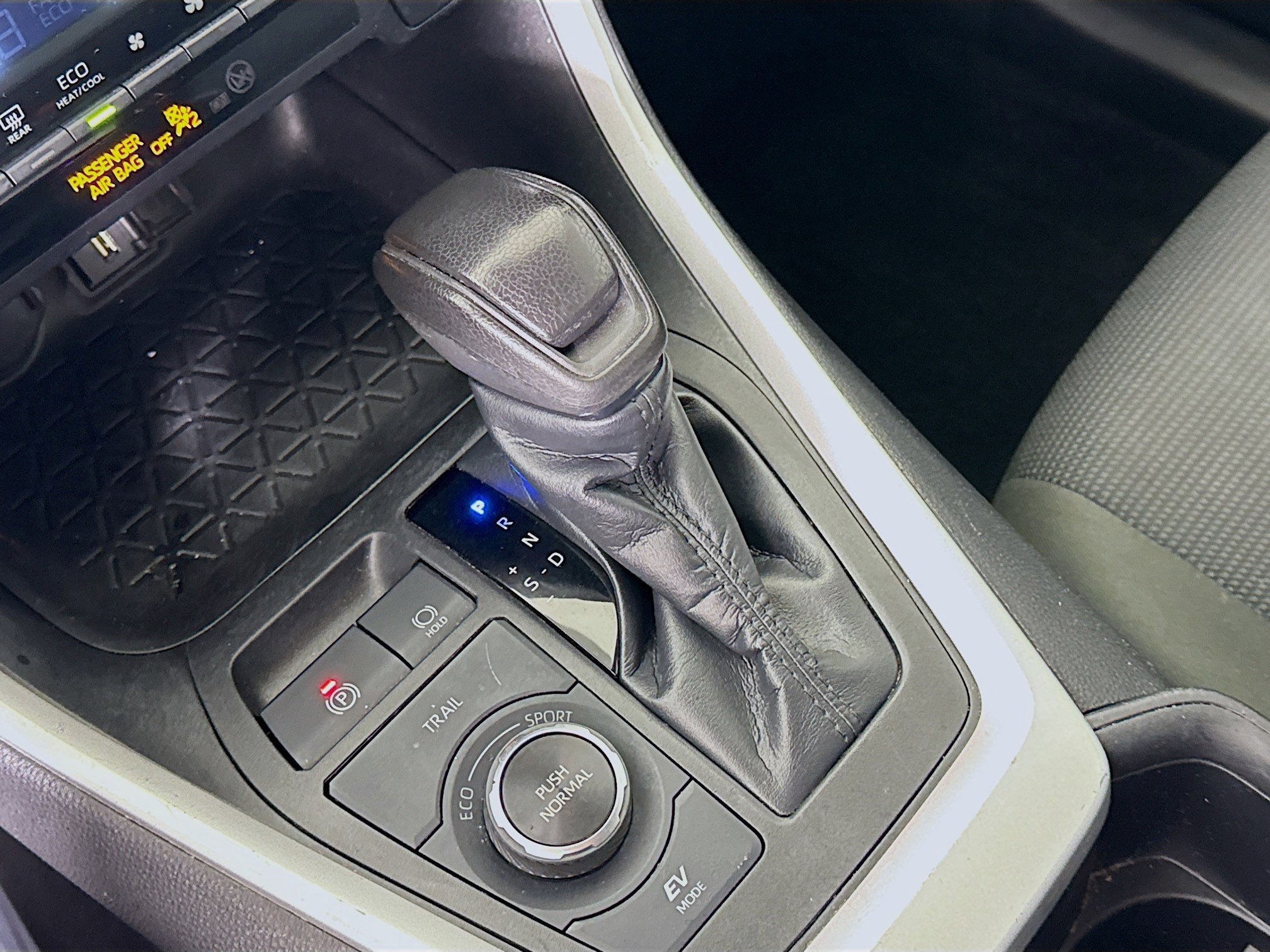 Used 2022 Toyota RAV4 LE image 20