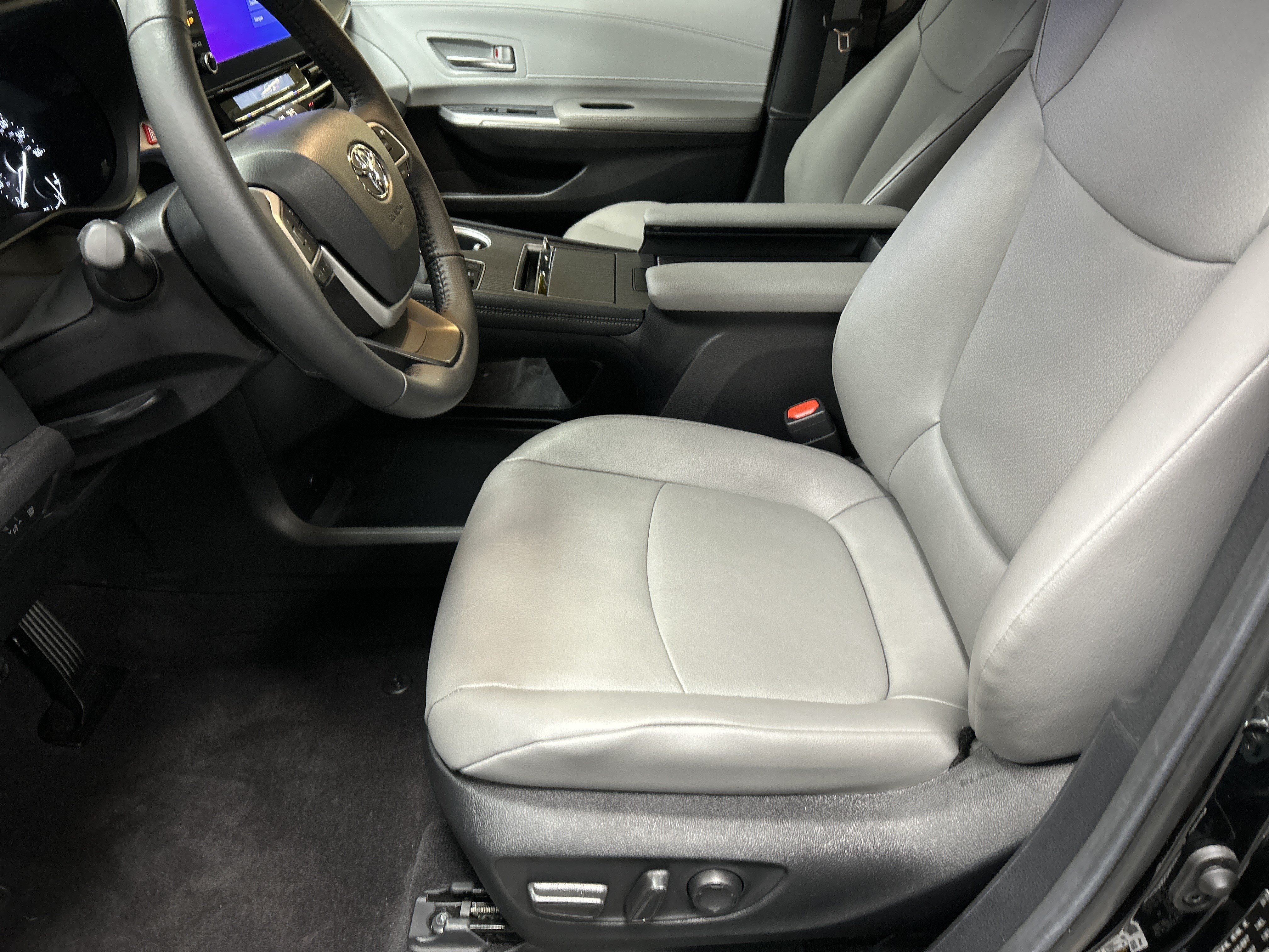 Certified 2025 Toyota Sienna XLE FWD image 16