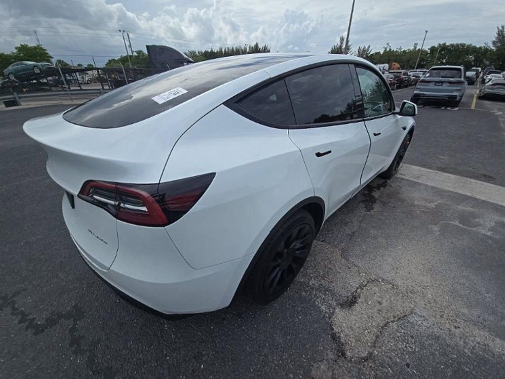 Used 2023 Tesla Model Y AWD image 4