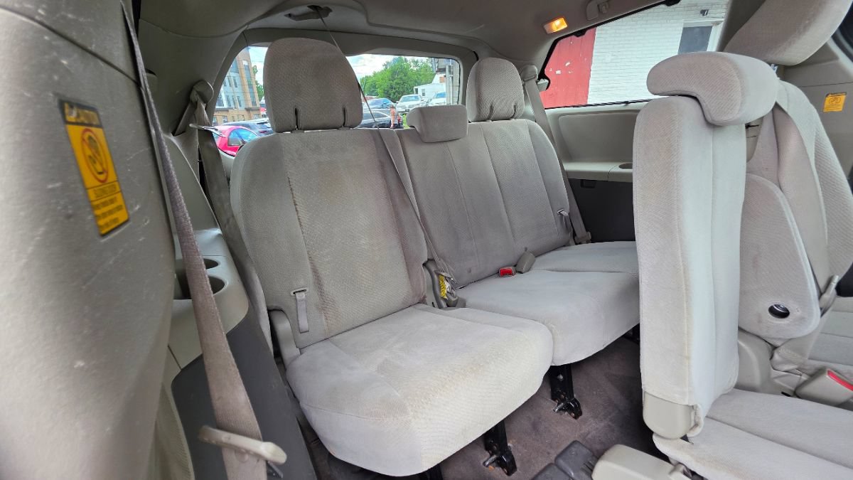 Used 2011 Toyota Sienna LE w/ Towing Pkg FWD image 13