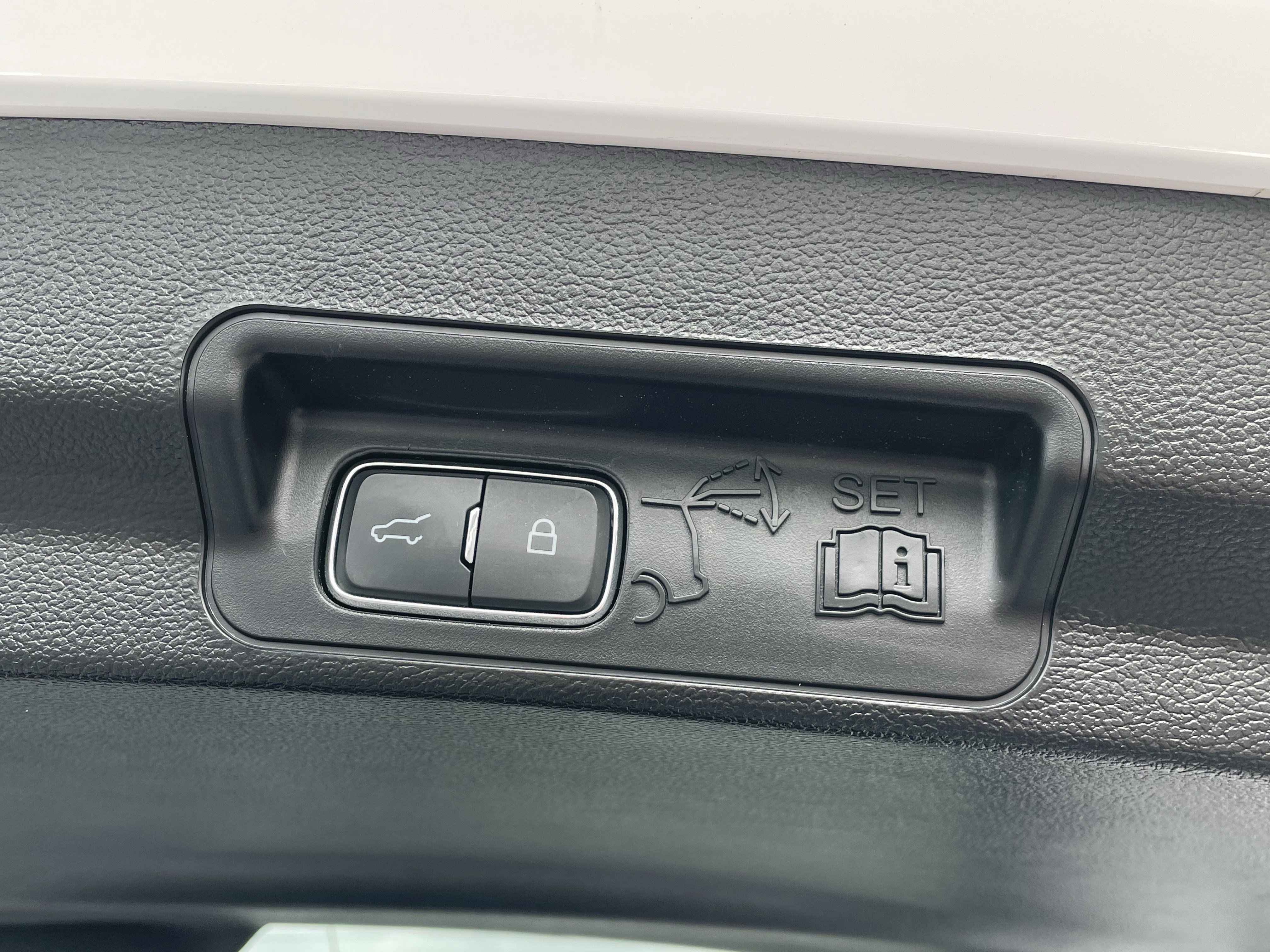 Used 2024 Ford Explorer Limited image 7