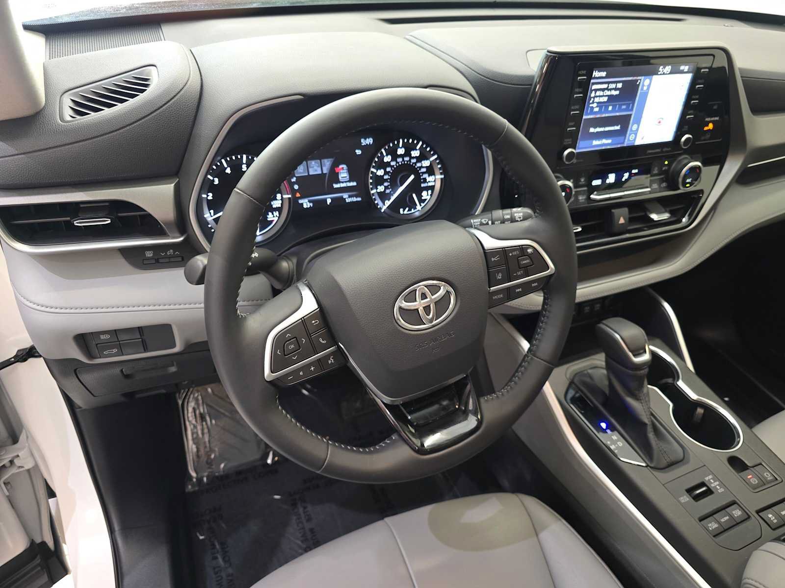 Certified 2020 Toyota Highlander XLE AWD/4WD image 2