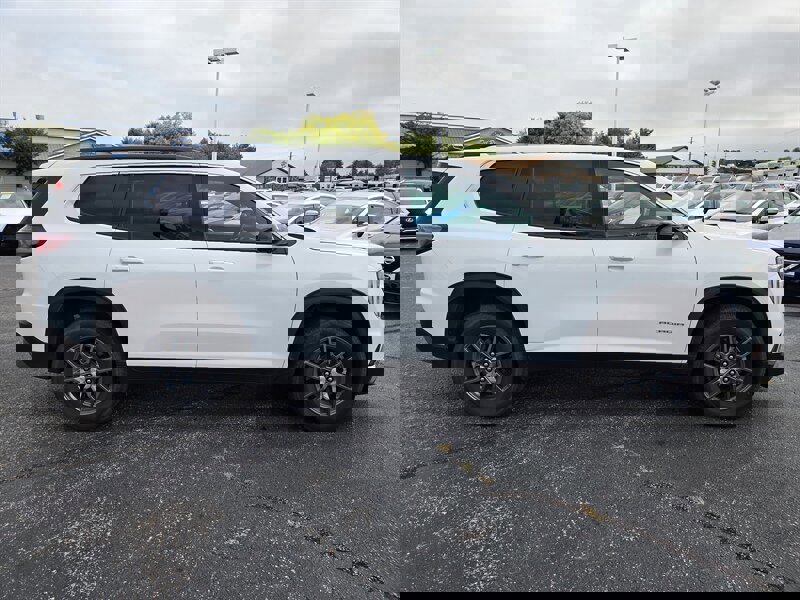 Used 2025 GMC Acadia Elevation image 2