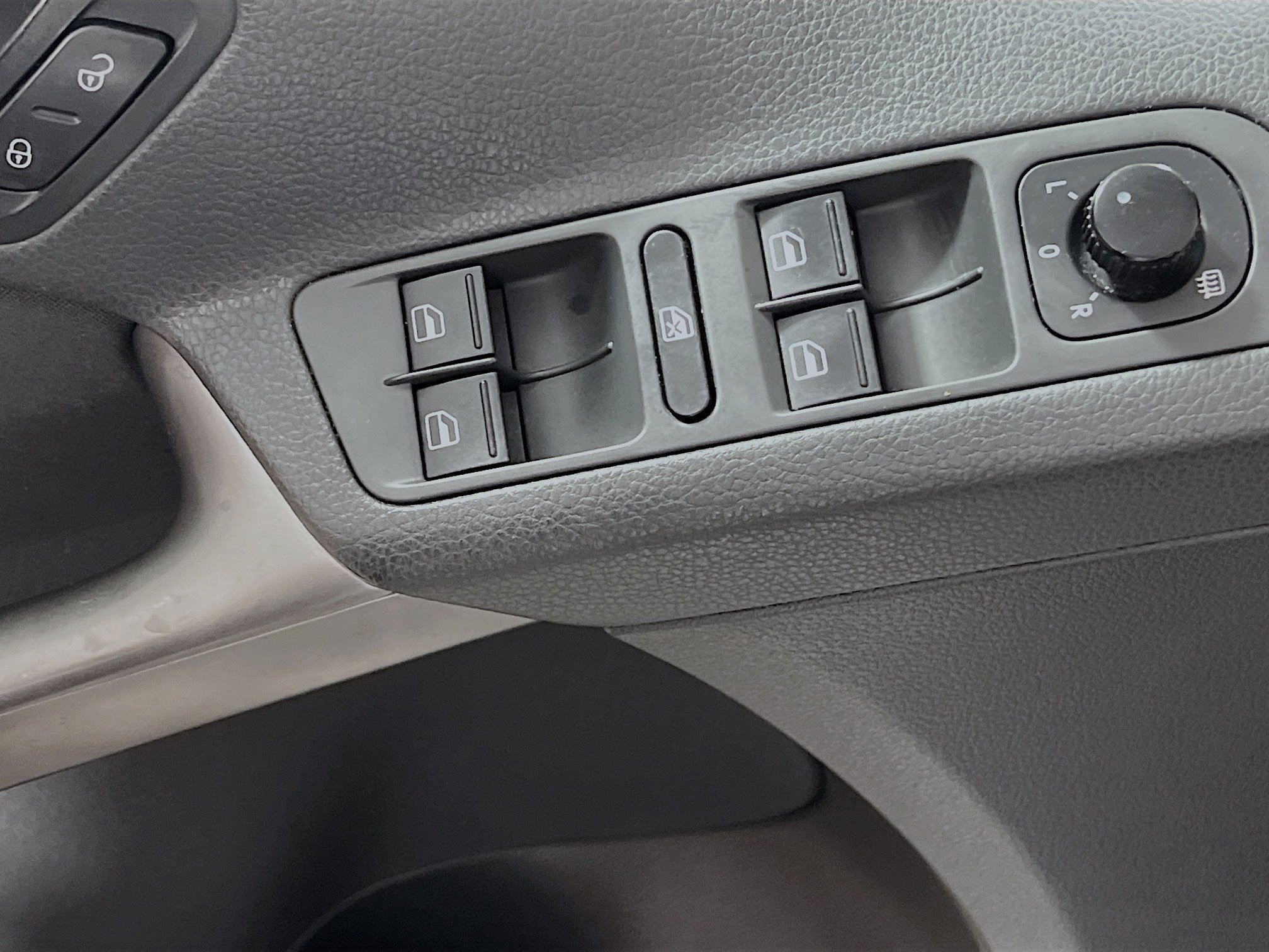 Used 2010 Volkswagen Tiguan S image 17