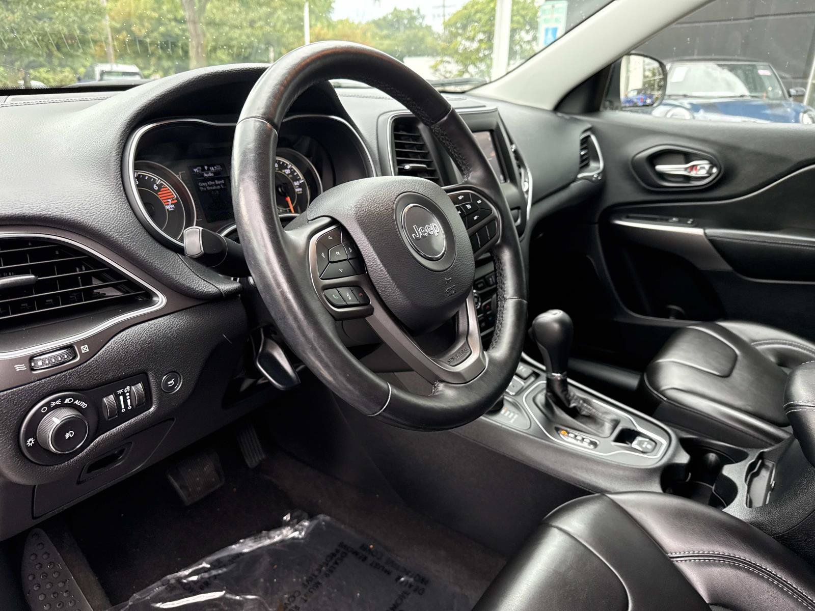 Used 2020 Jeep Cherokee Latitude Plus w/ Comfort/Convenience Group AWD/4WD image 25