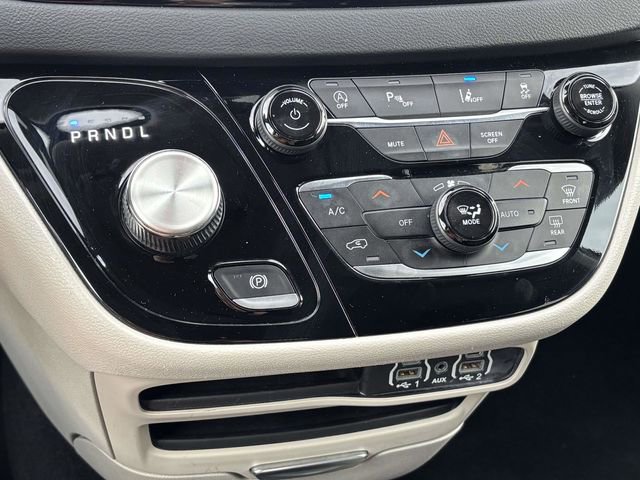 Used 2023 Chrysler Pacifica Touring-L FWD image 16