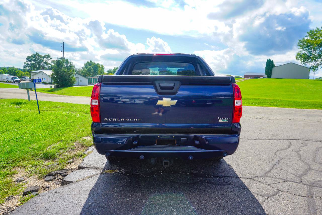 Used 2011 Chevrolet Avalanche LT w/ Luxury Package AWD/4WD image 4