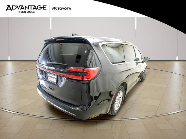 Used 2023 Chrysler Pacifica Touring-L image 7