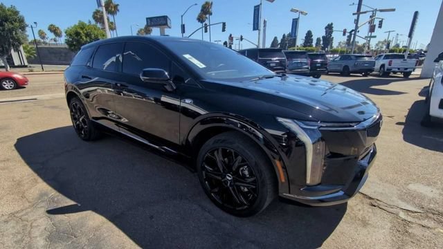 Used 2025 Cadillac Optiq Sport 2 w/ LPO, ONYX Package AWD/4WD image 2