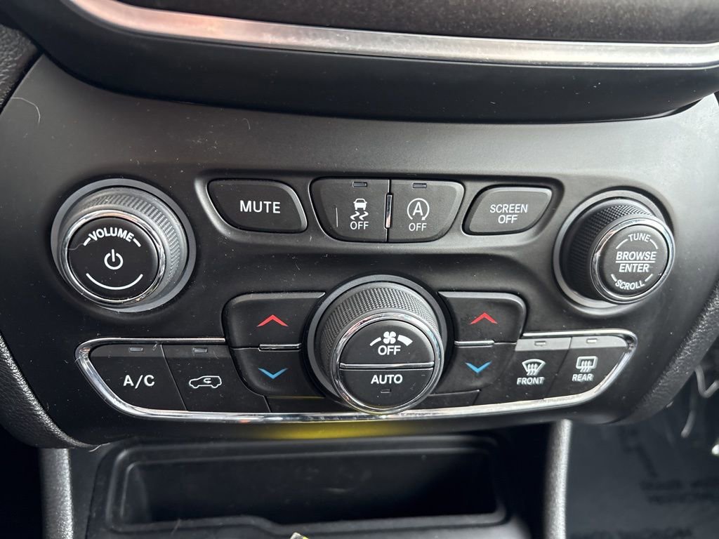 Used 2022 Jeep Cherokee Trailhawk w/ Comfort/Convenience Group AWD/4WD image 31