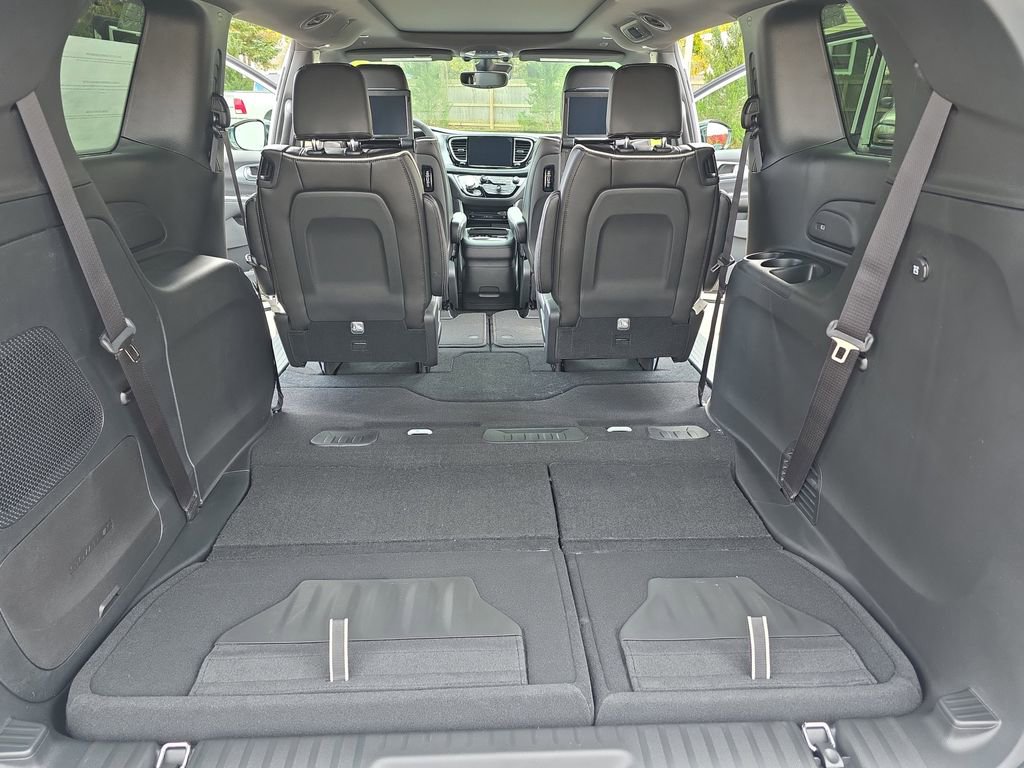 New 2026 Chrysler Pacifica Limited w/ Uconnect Theater Family Group image 14