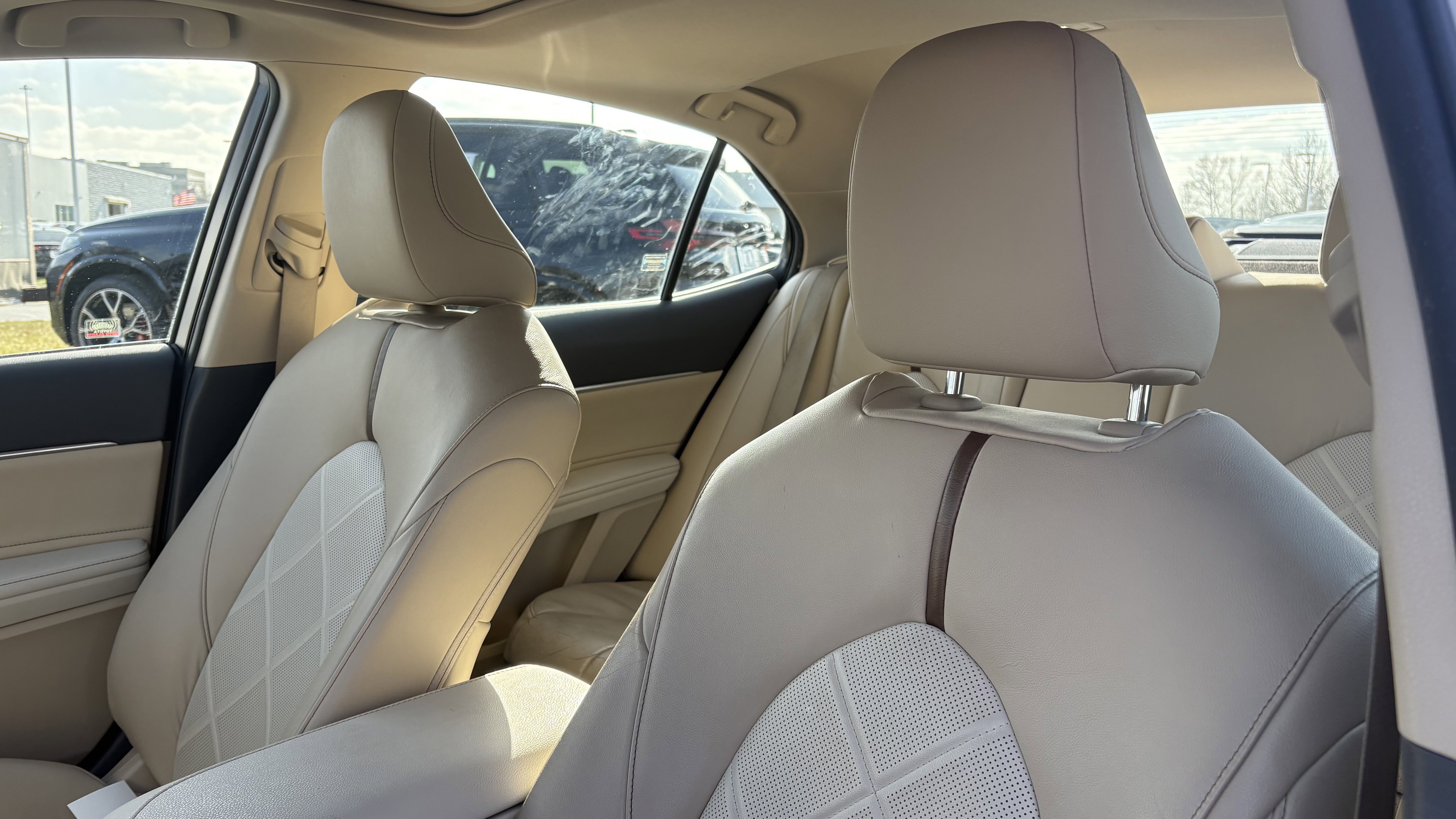 Used 2018 Toyota Camry XLE image 18