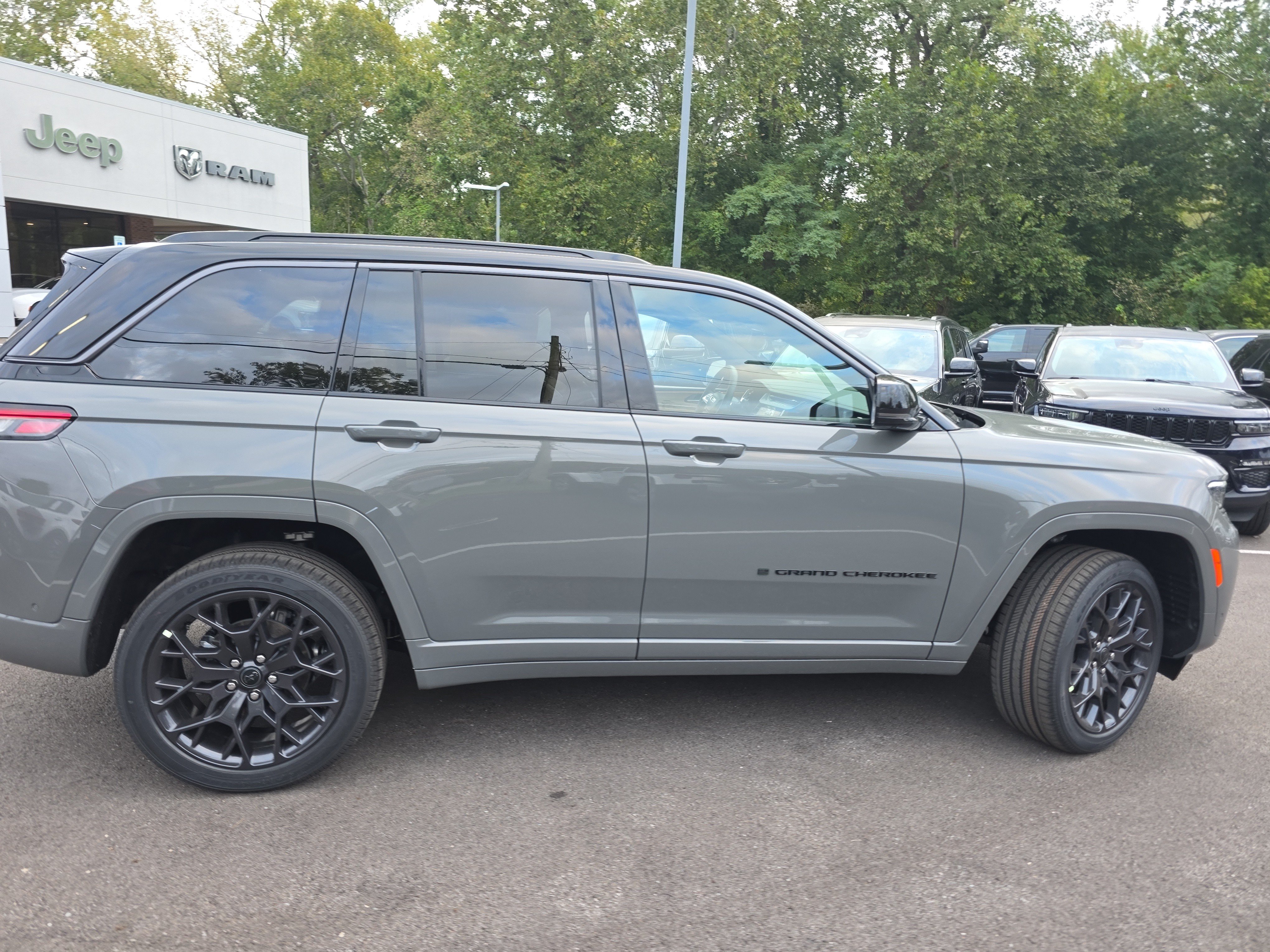 New 2027 Jeep Grand Cherokee Summit AWD/4WD image 30