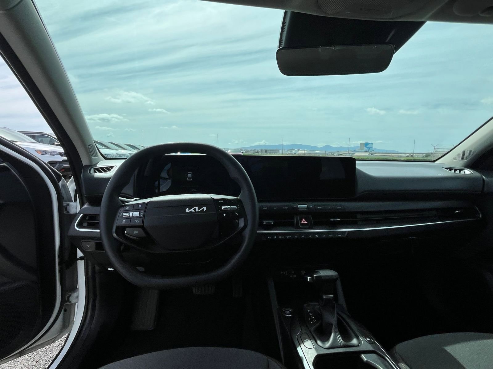 Used 2025 Kia K4 LXS image 32