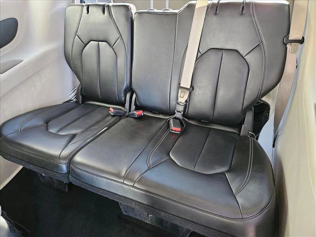 Used 2024 Chrysler Pacifica Select image 19