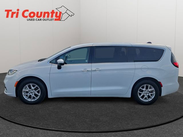 Used 2023 Chrysler Pacifica Touring-L FWD image 5