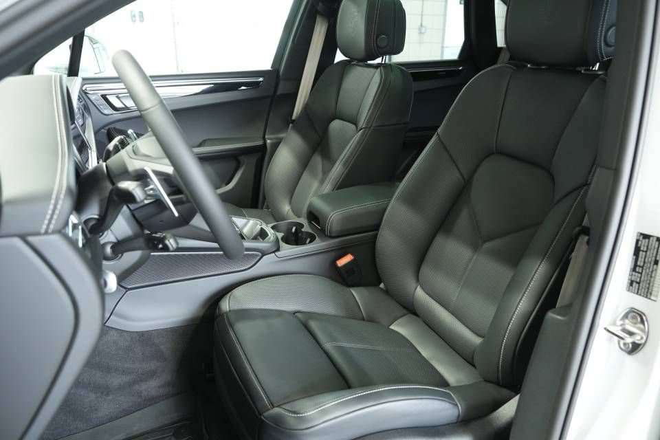 Certified 2025 Porsche Macan AWD/4WD image 5