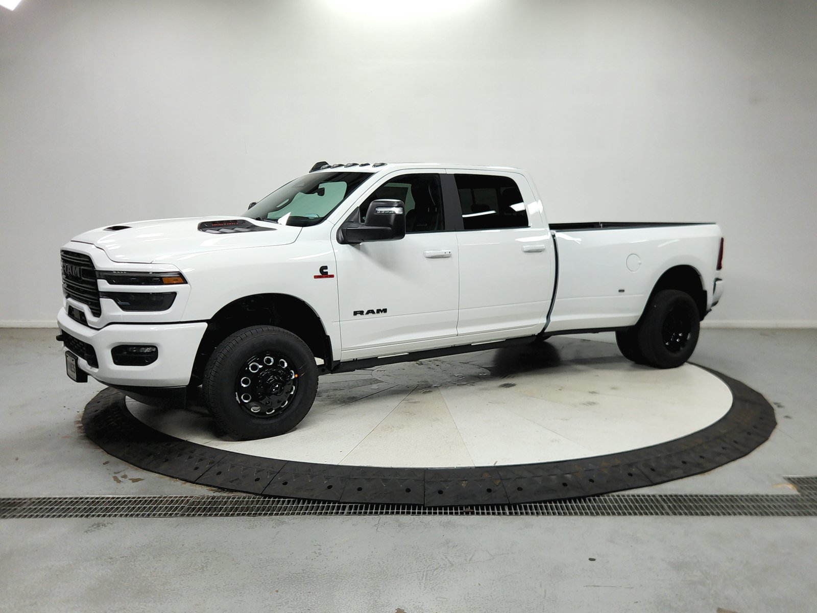 New 2026 RAM 3500 Laramie AWD/4WD image 4