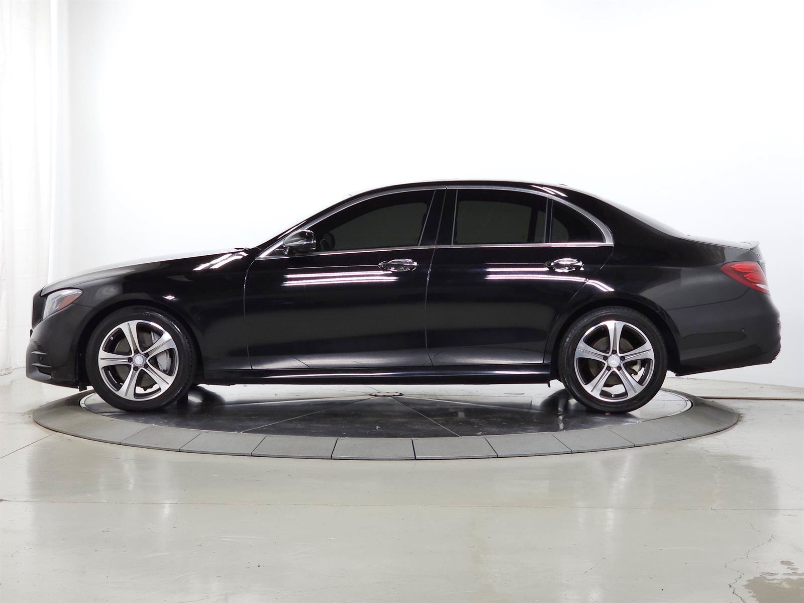 Used 2017 Mercedes-Benz E 300 4MATIC image 4