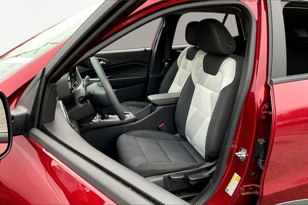 Used 2025 Chevrolet Trax LS FWD image 23