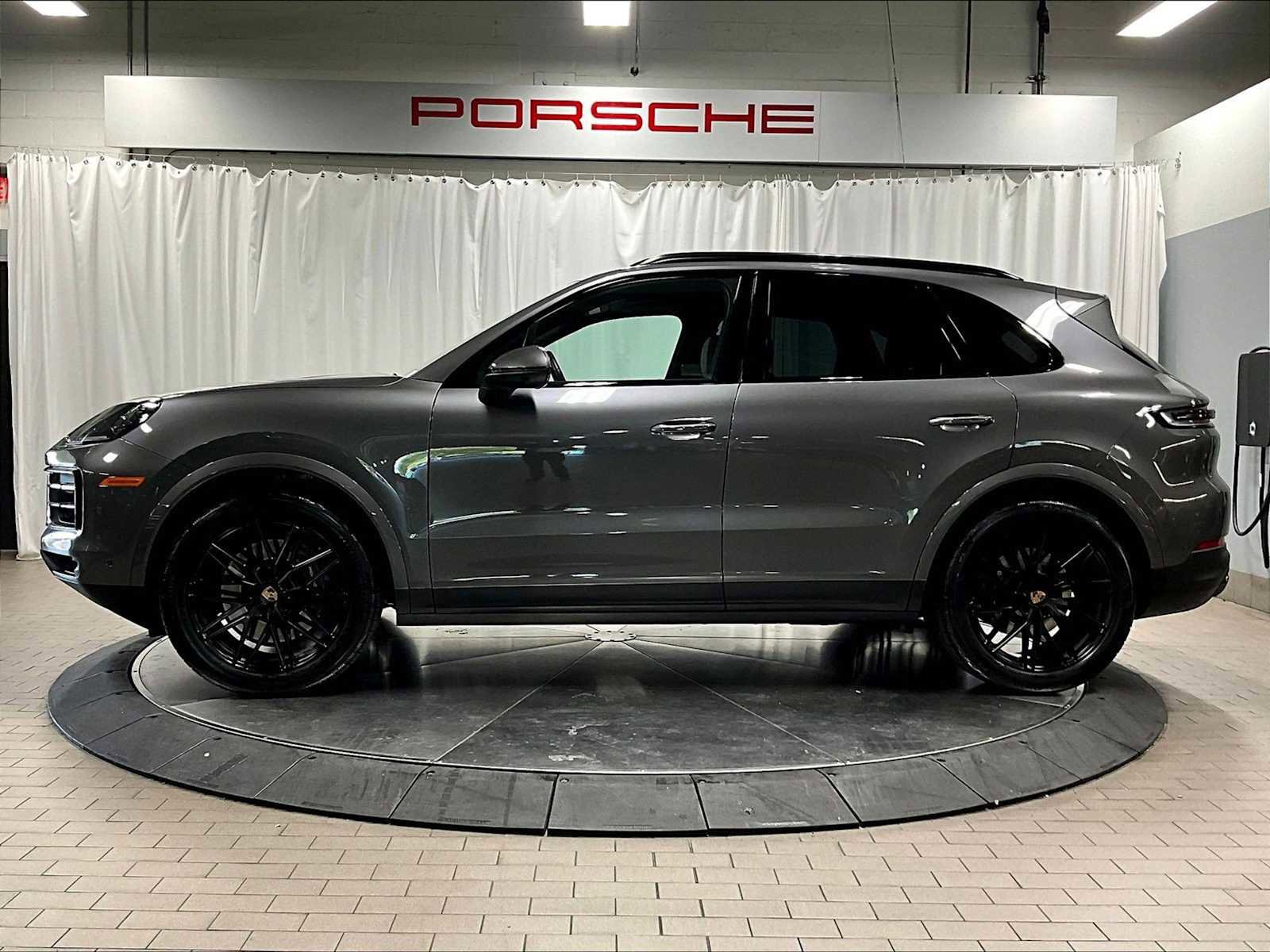 Used 2025 Porsche Cayenne image 2