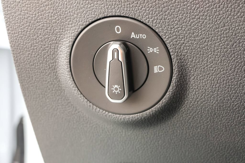 Used 2025 Volkswagen Taos SEL image 18