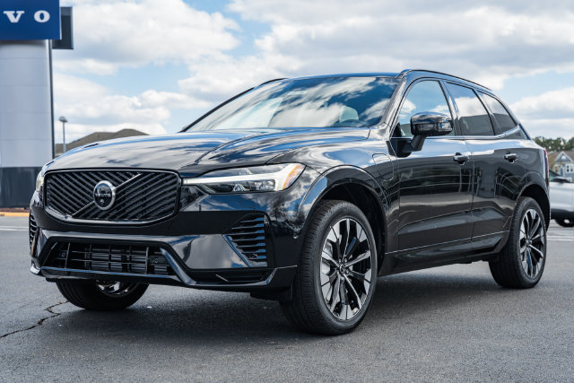 New 2026 Volvo XC60 T8 Plus w/ Protection Package Premier AWD/4WD image 3