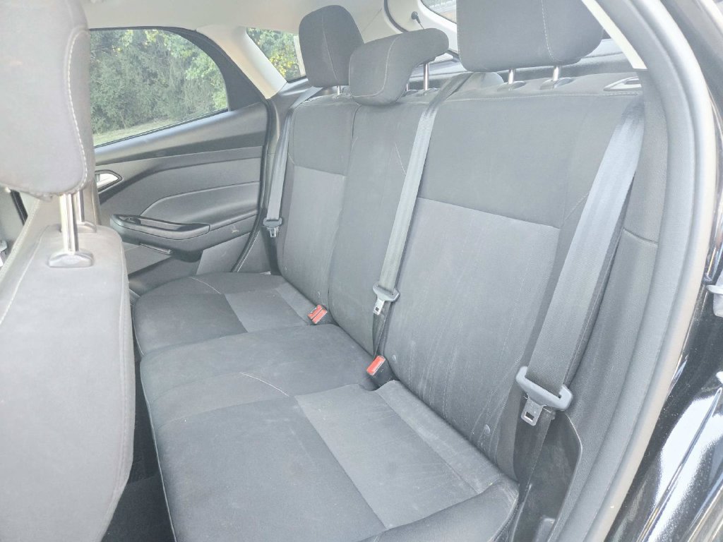 Used 2018 Ford Focus SEL w/ Cold Weather Package FWD image 12