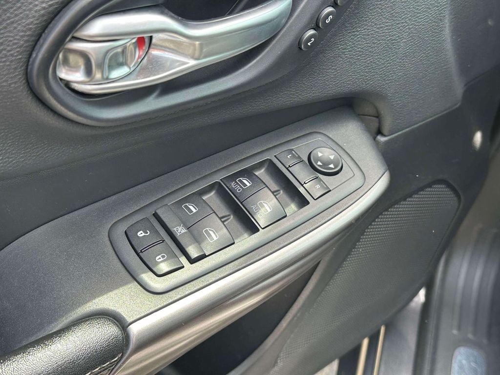 Used 2019 Jeep Cherokee Limited AWD/4WD image 17