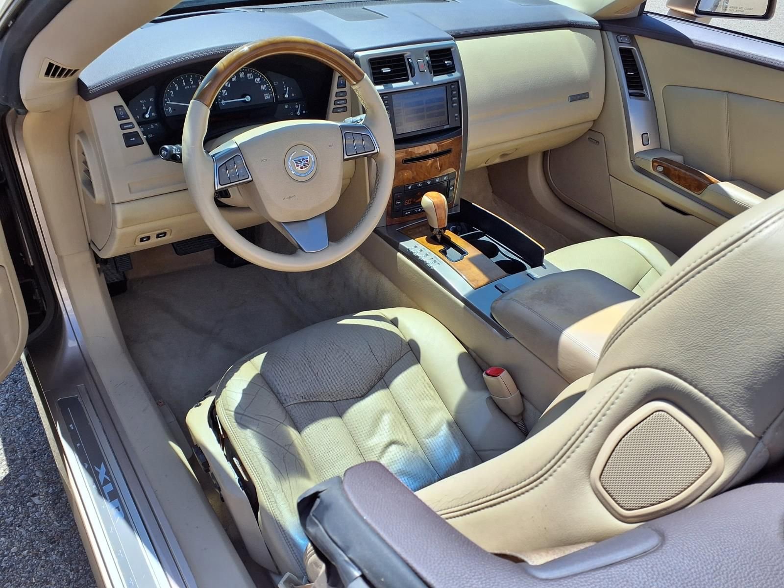 Used 2008 Cadillac XLR RWD image 17