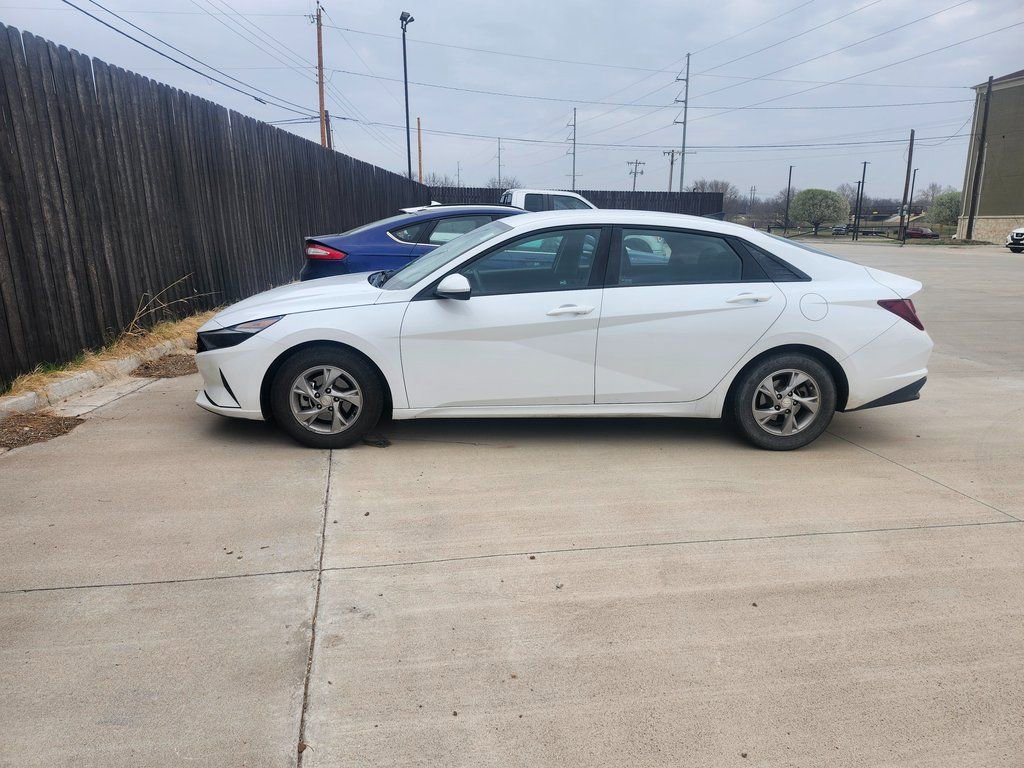 Used 2021 Hyundai Elantra SE image 2